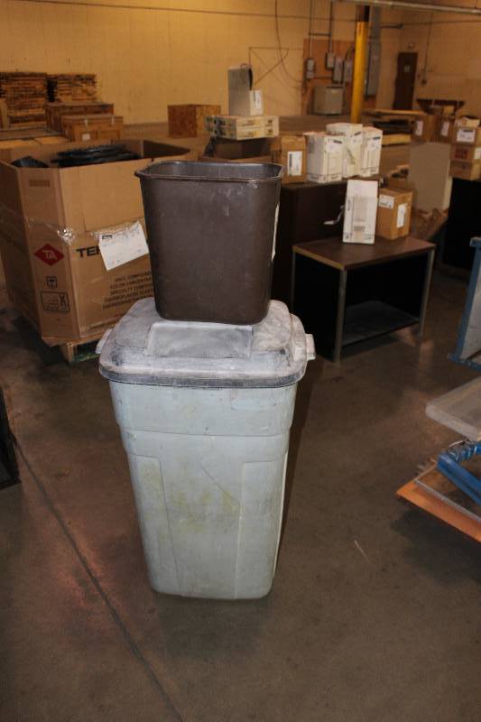 Lot of (2) Trash Bins One Has Lid.
