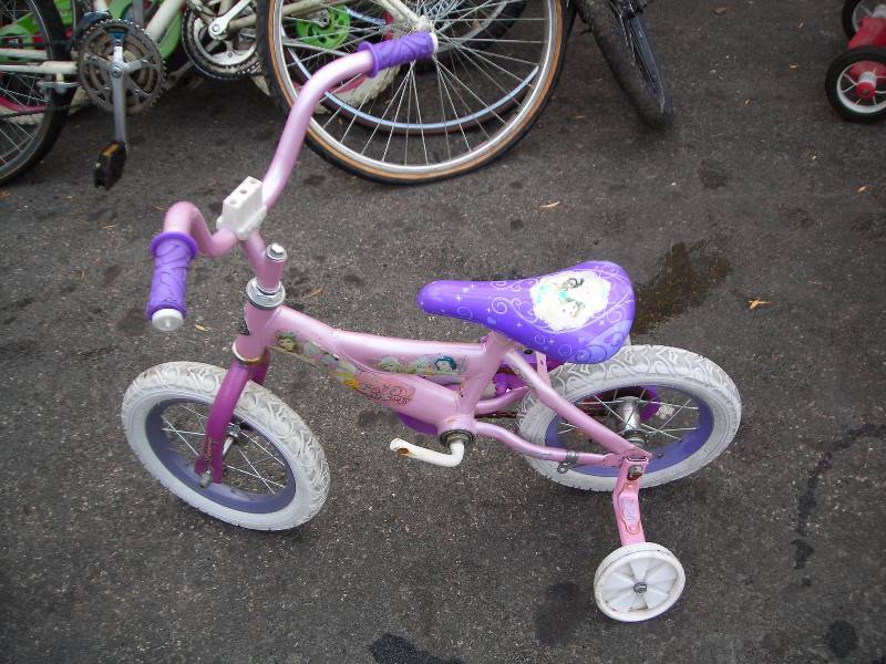 lot 6 image: Huffy 12 inch Princess Bike