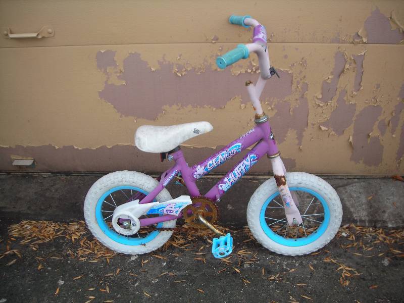 lot 7 image: 12 inch Huffy Sea Star Bike