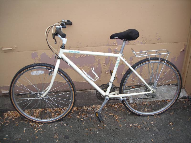 lot 16 image: 26 inch Bridgestone 18-Speed Bike
