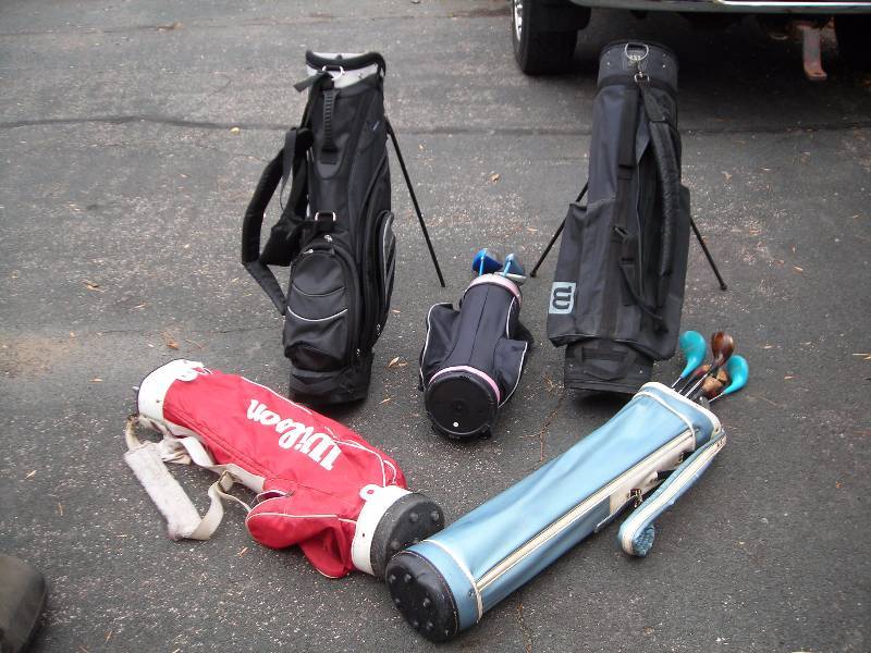 lot 21 image: 5-Golf Bags & Assorted Clubs