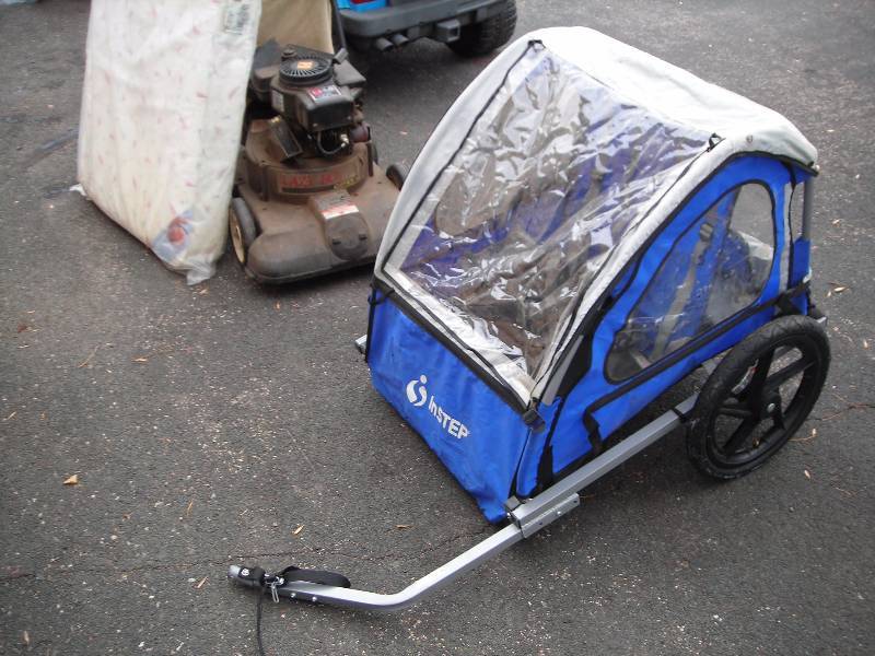 lot 26 image: Quick N EZ Pull Behind Bike Trailer