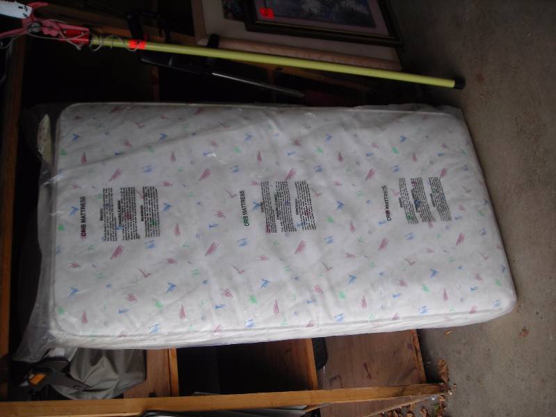lot 28 image: Crib Mattress (newlike new)