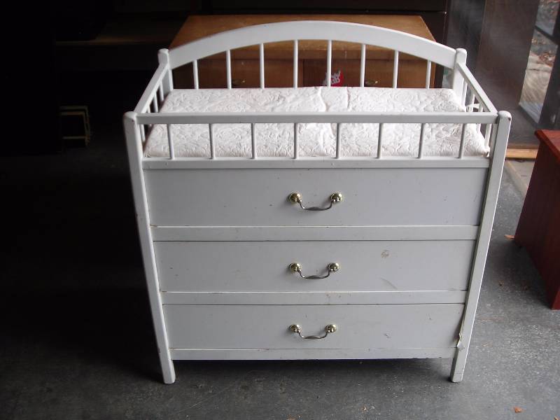 lot 31 image: White 3-Drawer DresserChanging Table
