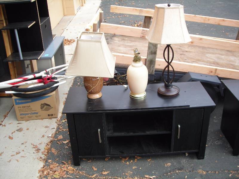 lot 37 image: TV Stand & 3-Lamps