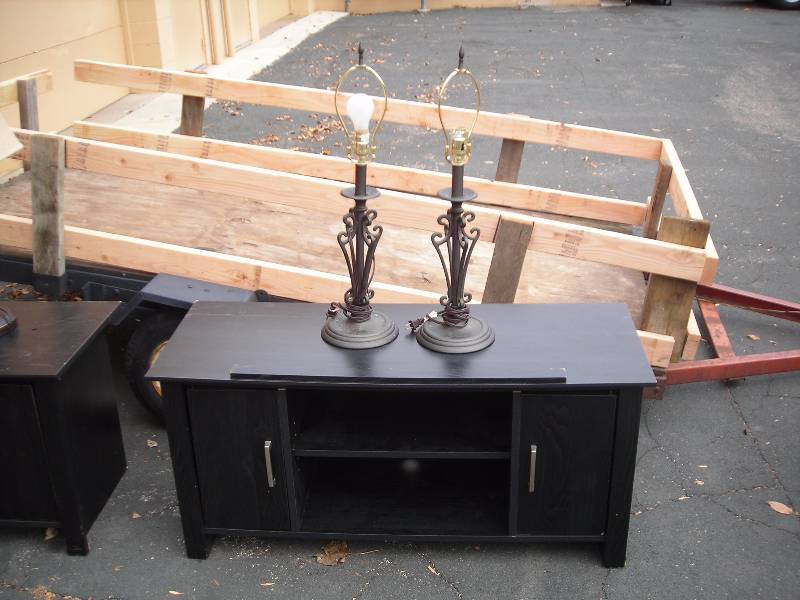 lot 38 image: TV Stand & 2-Lamps