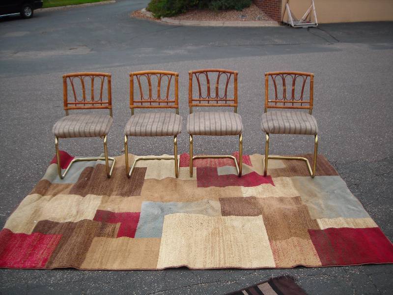 lot 40 image: Color Block Rug 110x78 And 4-Chairs (RattanMetal Frame)