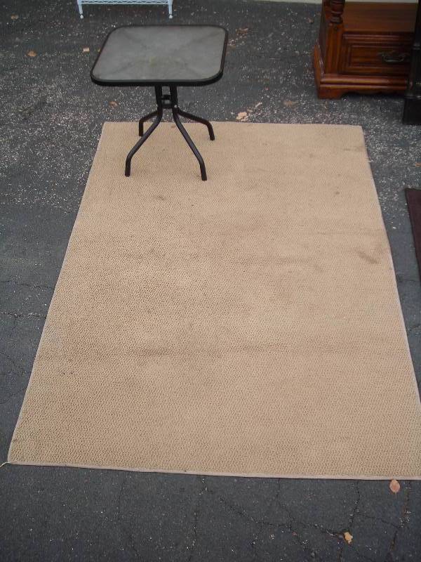 lot 42 image: Beige Patio Rug (4x5) And Small Patio Table