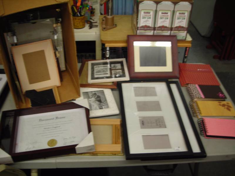lot 48 image: Box Lot - Picture Frames & Photo Albums