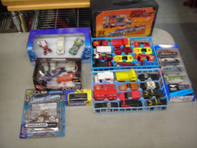 lot 62 image: Lot Of Hotwheels, Matchhbox and Other Small Cars