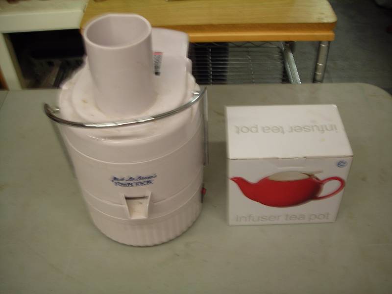 lot 63 image: Jack LaLanne Power Juicer, Infuser Tea Pot