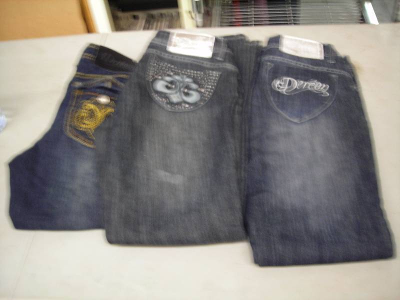 lot 71 image: 3-Pair Dereon Juniors Jeans (Size 56, 78, 910)