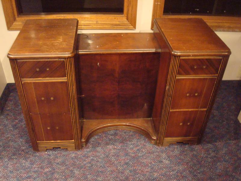 lot 16 image: Vintage Mahogany&nbspWood Vanity. No Pulls N...