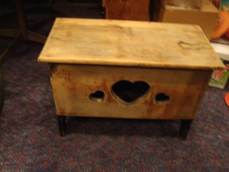 lot 25 image: Wood Heart Storage Bench. Has Wear, Loose Top...