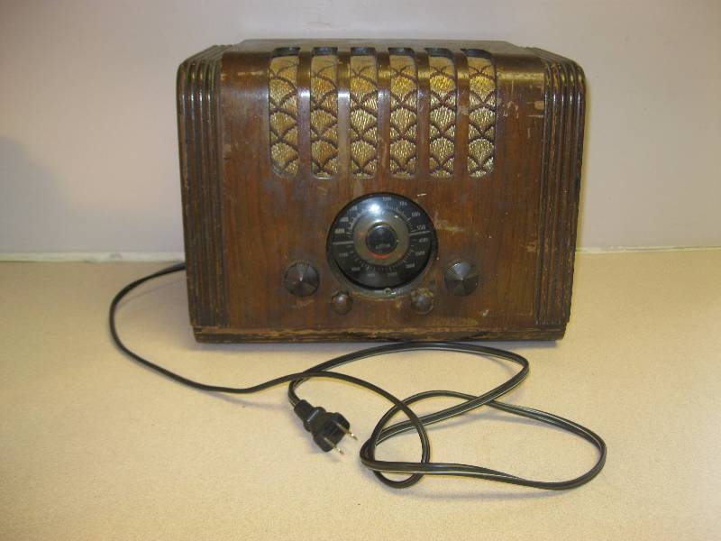 lot 30 image: VintageAntique Wood Arvin Chassis Radio. Unt...