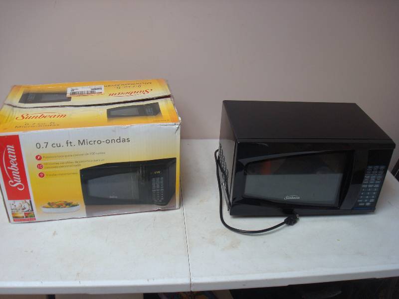 lot 32 image: Small 700 Watt Microwave. Lightly Used&nbspG...