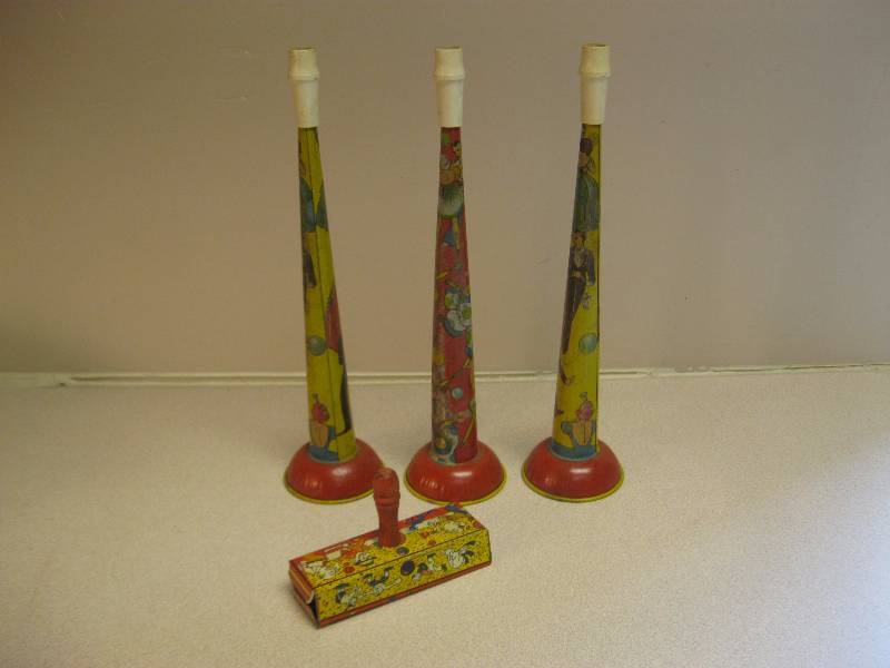 lot 56 image: Vintage Tin Litho&nbspHornsNoise Makers. Ma...