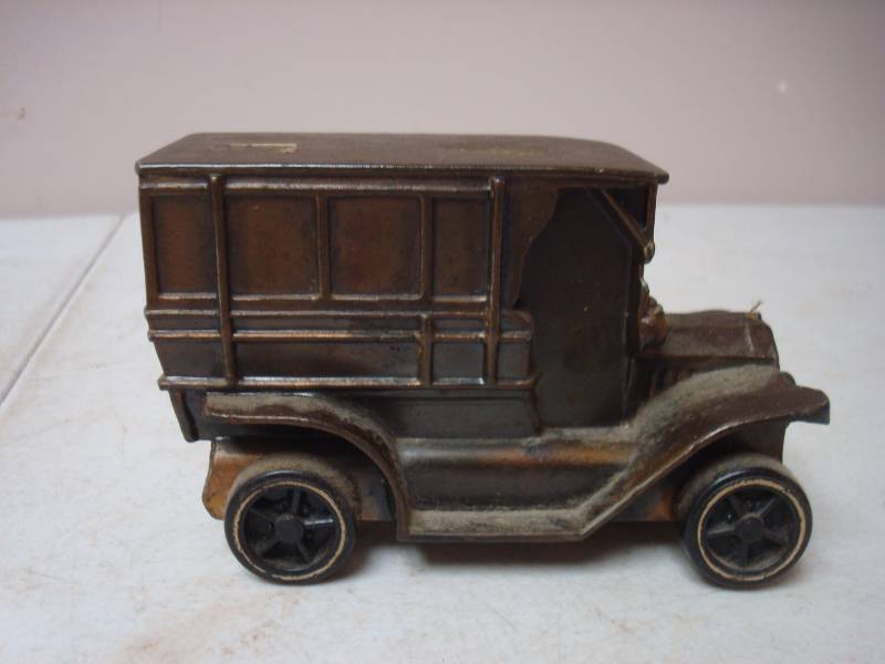 lot 76 image: Vintage Banthrico Old Car Bank....
