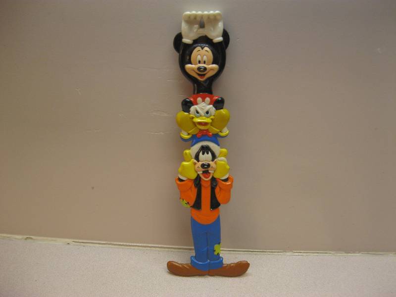lot 83 image: Vintage Disney Mickey Donald Goofy Back Scrat...