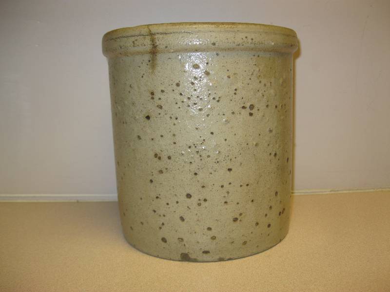 lot 101 image: VintageAntique Red Wing Crock. Looks About 1...