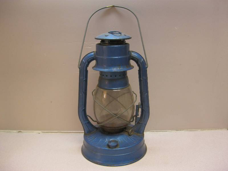 lot 113 image: Vintage Dietz&nbspNo. 8 Air Pilot New York L...