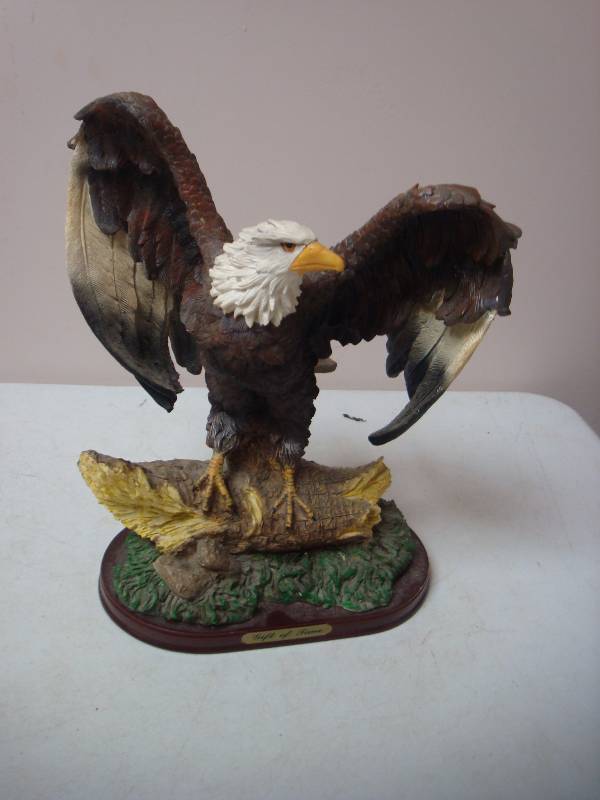 lot 128 image: Eagle Statue Figurine. ...