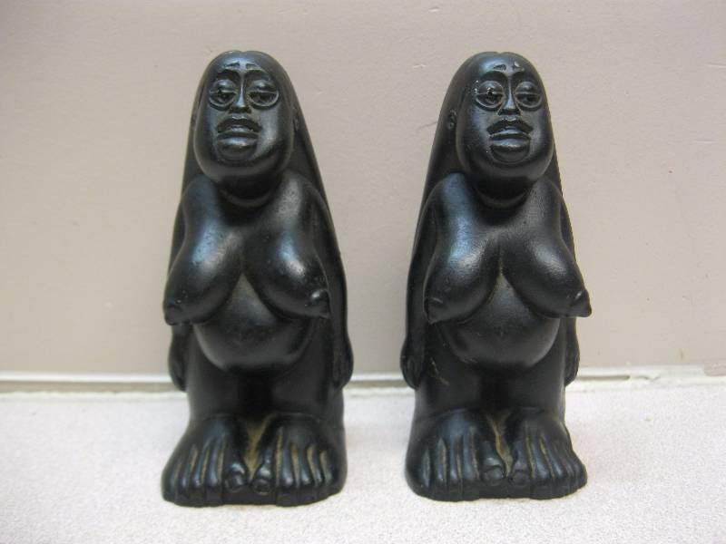 lot 137 image: Vintage Coco Joes Hawaii Women Statues. Chip...