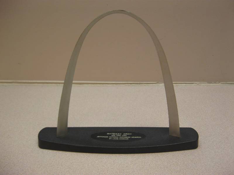 lot 145 image: Vintage St Louis Arch Replica. ...