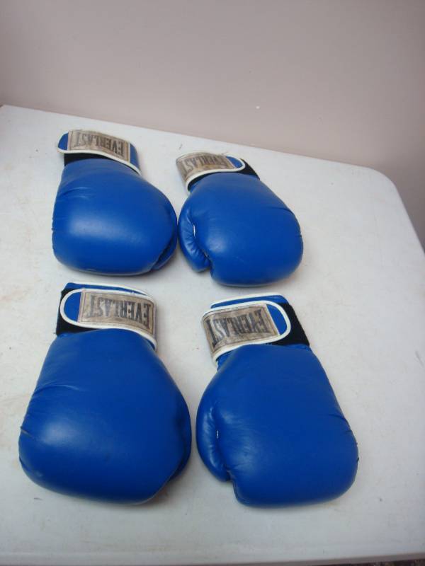 lot 151 image: Two Pairs EVERLAST&nbspSparring Gloves. Size...