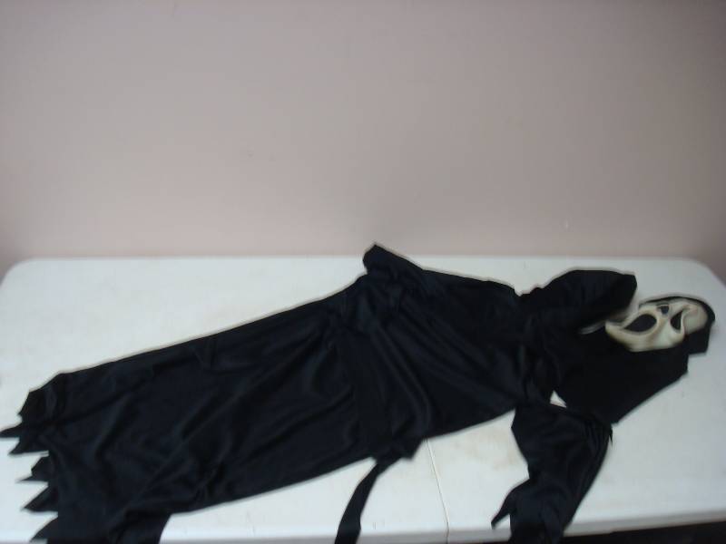 lot 257 image: Scream Costume Mask....