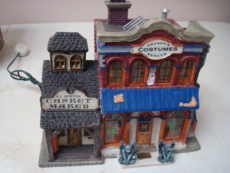 lot 260 image: Lemax&nbspHalloween Spooky Town Dragon Breat...