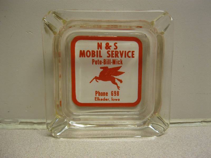 lot 272 image: Vintage Mobil Gas Glass Ashtray....