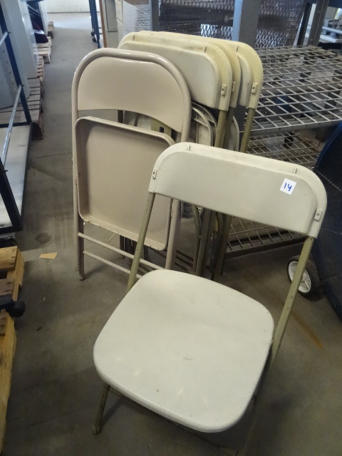 lot 14 image: 5 Folding Chairs