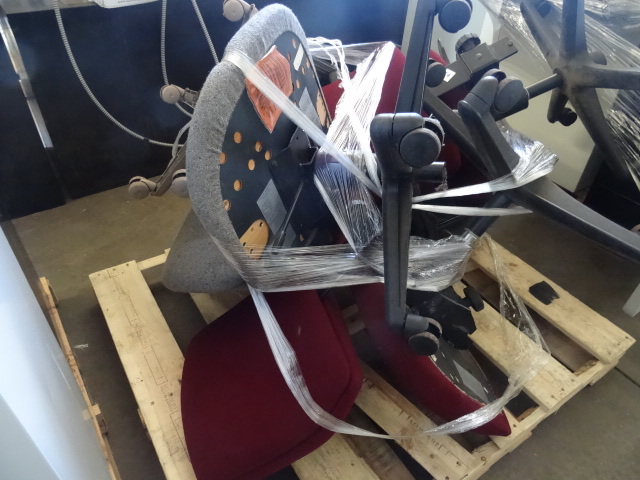 lot 29 image: 4 Misc Office Chairs