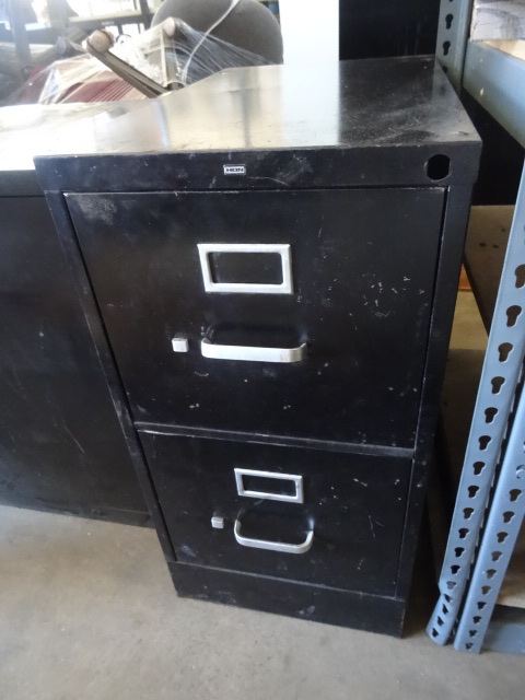 lot 37 image: 15 Metal 2 Drawer File Cabinet