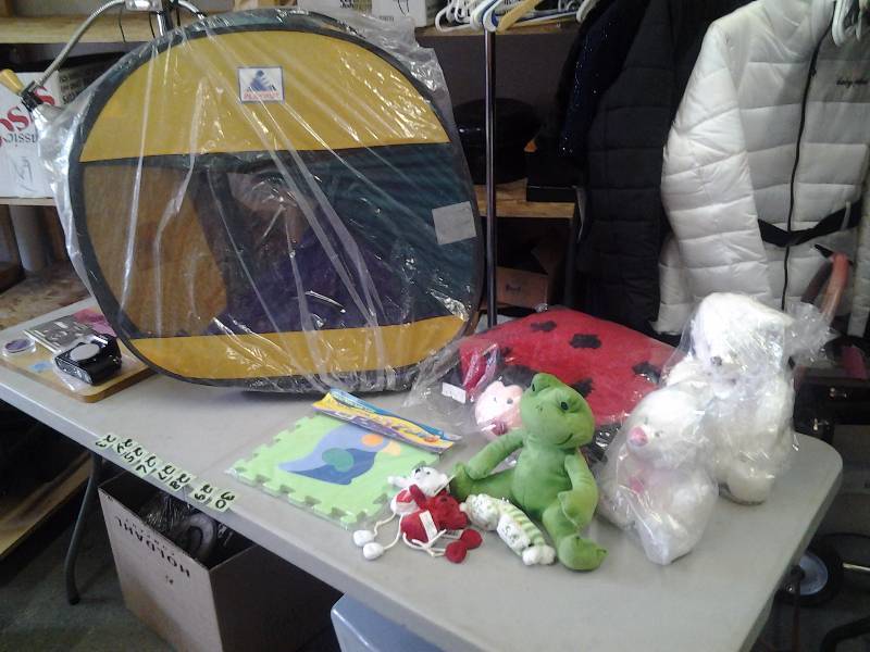 Collapsible Play Hut, Pillow Pet, Stuffed Animals