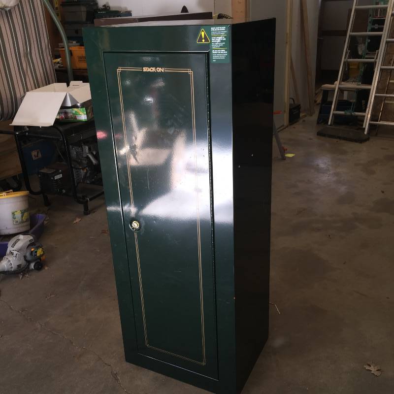 lot 39 image: Green Stack On Gun Locker with long gun holders and key