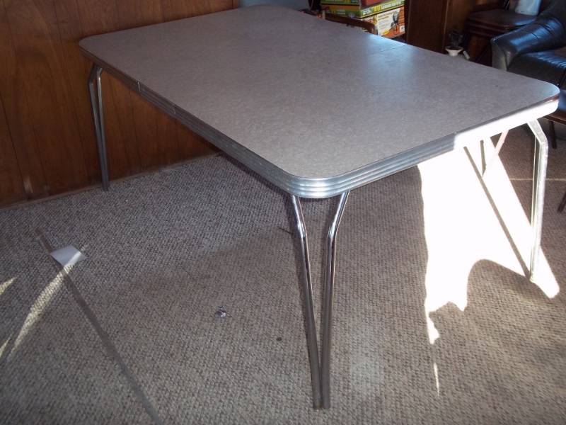 lot 183 image: Vintage kitchen table with 1 leaf, 41 x 71