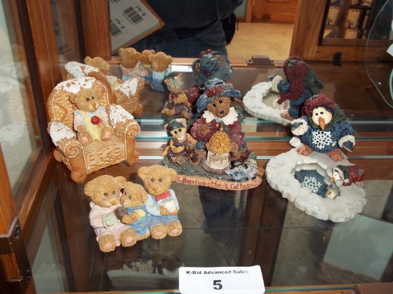 lot 5 image: Collection of Bearstone bears by Boyds Bears and Friends