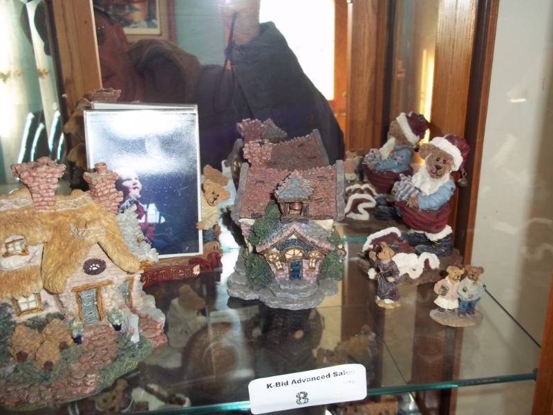 lot 8 image: Collection of Bearstone bears by Boyds Bears and Friends