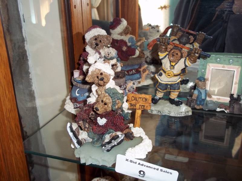 lot 9 image: Collection of Bearstone bears by Boyds Bears and Friends
