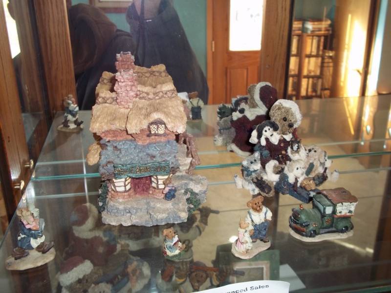 lot 10 image: Collection of Bearstone bears by Boyds Bears and Friends