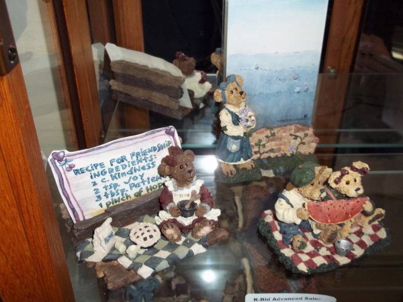 lot 11 image: Collection of Bearstone bears by Boyds Bears and Friends