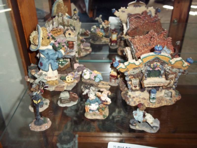 lot 13 image: Collection of Bearstone bears by Boyds Bears and Friends