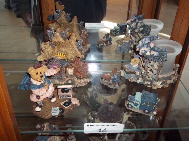 lot 14 image: Collection of Bearstone bears by Boyds Bears and Friends
