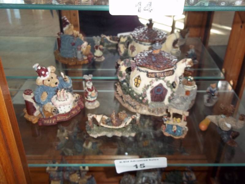 lot 15 image: Collection of Bearstone bears by Boyds Bears and Friends
