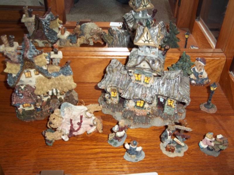 lot 16 image: Collection of Bearstone bears by Boyds Bears and Friends