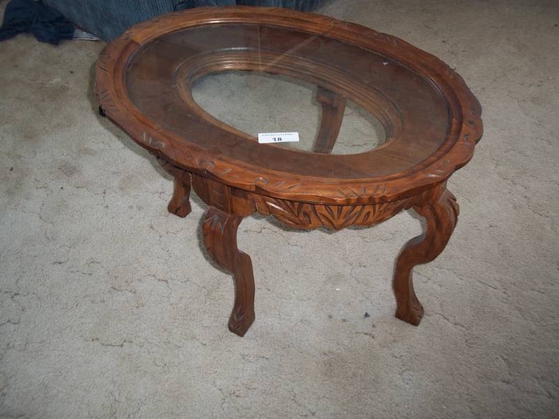 lot 18 image: Oval Coffee table 20 x 28 x 19