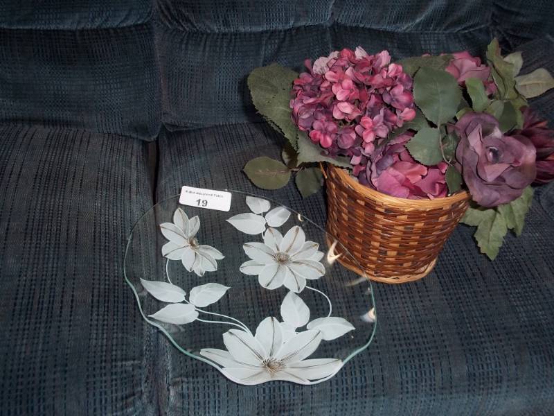 lot 19 image: floral plate and floral dcor