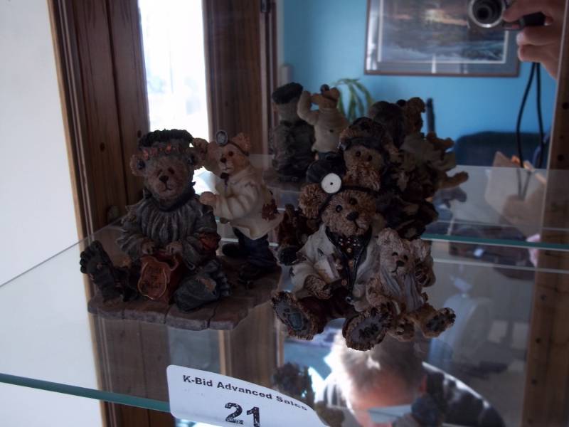 lot 21 image: Collection of Bearstone bears by Boyds Bears and Friends